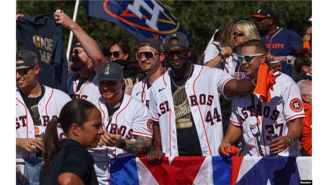El cubano Yordan Álvarez (en el centro) celebra junto a sus compañeros en un desfile para celebrar el campeonato en la Serie Mundial 2022, el 7 de noviembre de 2022.