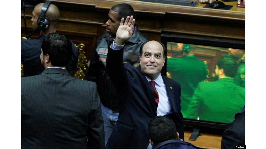 Julio Borges, leader of Venezuelan coalition of opposition parties, gestures as he arrives for a session of the National Assembly in Caracas, Venezuela, Jan. 5, 2017.