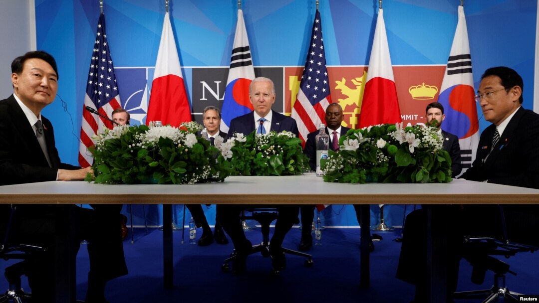 조 바이든(가운데) 미국 대통령과 윤석열(왼쪽) 한국 대통령, 기시다 후미오(오른쪽) 일본 총리가 지난해 6월 스페인 마드리드 북대서양조약기구(NATO∙나토) 정상회의 현장에서 회담하고 있다. (자료사진)