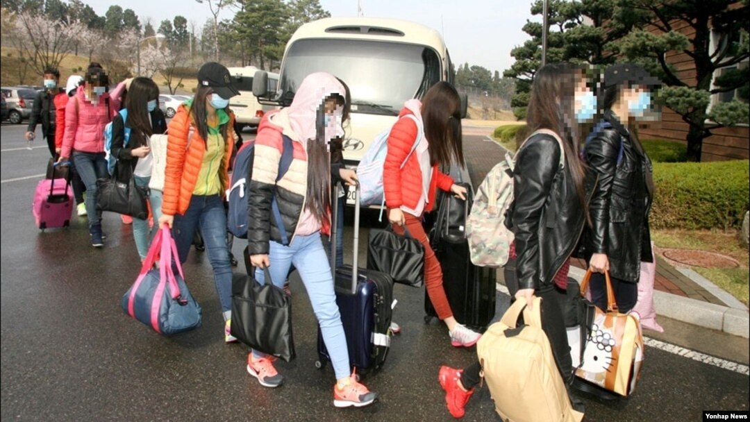 북한 해외식당에서 근무하는 종업원 13명이 집단 탈출해 지난 7일 국내에 입국했다고 한국 통일부가 밝혔다. 정준희 통일부 대변인은 이날 정부서울청사에게 열린 기자회견에서 "북한 해외식당에서 근무 중이던 지배인과 종업원 등 13명이 집단 귀순했다"며 "이들은 남자 지배인 1명과 여자 종업원 12명으로, 4월 7일 서울에 도착했다"고 말했다. 통일부 제공 사진.