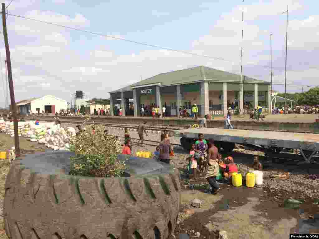 Pessoas vendendo água na estação dos Caminhos de Ferro de Moçambique em Moatize