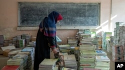 نهادهای حقوق بشری گفته اند که طالبان در این مدت، نصاب تعلیمی و تحصیلی افغانستان را مطابق باور سخت‌گیرانۀ شان از اسلام آماده کرده‌اند.
