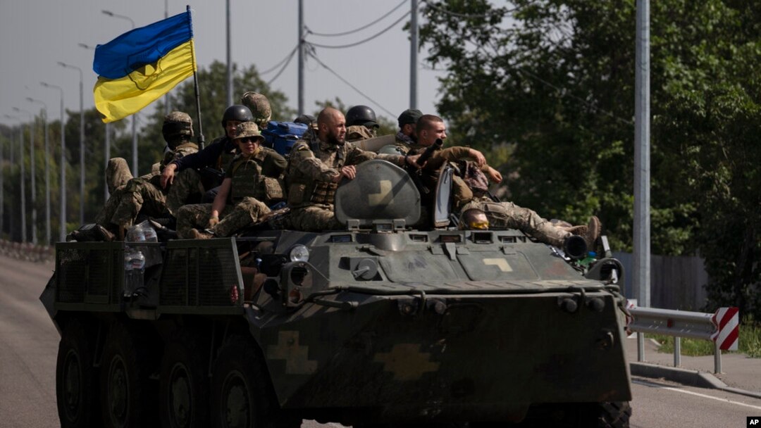 Soldados ucranianos en un tanque en una carretera de Donetsk, en el este de Ucrania, el 28 de agosto de 2022. Foto AP.