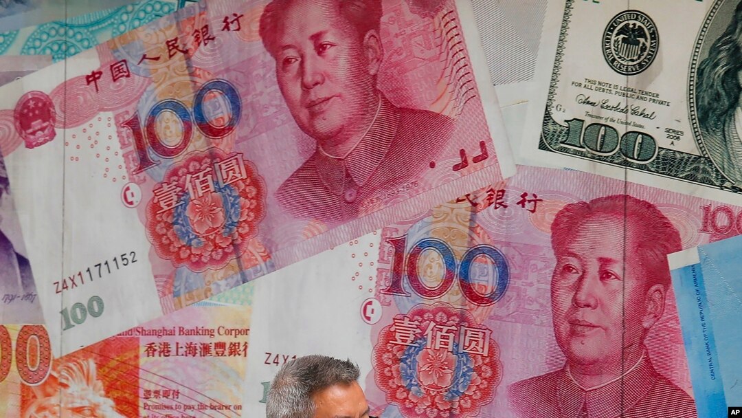 一百元面值的人民幣和美元 。（美聯社示意圖）