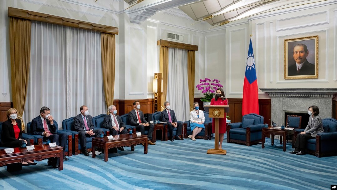 Rais wa Taiwan Tsai Ing-wen akikutana wabunge wa Marekani mjini Taipei, Septemba 8, 2022. 