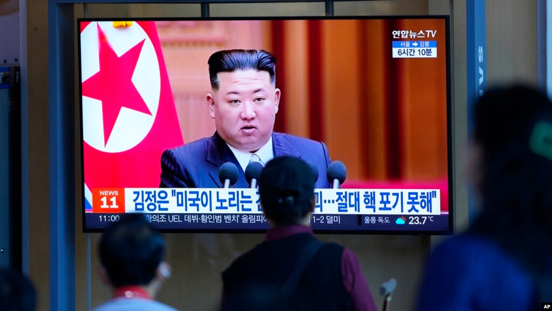 9일 한국 서울역에 설치된 TV에서 북한 김정은 국무위원장의 '핵 보유국 지위' 발언 관련 뉴스가 나오고 있다.