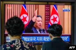 지난 2022년 9월 한국 서울역에 설치된 TV에서 북한 김정은 국무위원장의 '핵 보유국 지위' 발언 관련 뉴스가 나오고 있다.