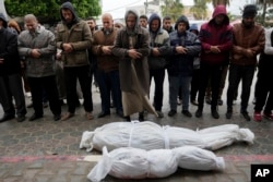 Palestinci se mole za rođake ubijene u izraelskim bombardovanjima Pojasa Gaze, ispred mrtvačnice u Al Aksa bolnici u Deir al Balahu, u Pojasu Gaze, 18. februara 2024.