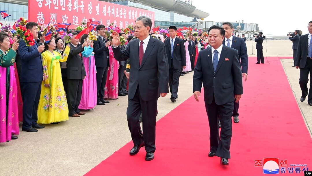 11일 자오러지 전국인민대표대회(전인대) 상무위원장이 평양 순안공항에 도착해 마중 나온 최 위원장의 영접을 받고 있다.