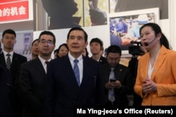 台灣前總統馬英九前往中國湖北省武漢市檔案館參觀“英雄城市抗擊新冠肺炎疫情武漢保衛戰專題展”。 （2023年3月30日）