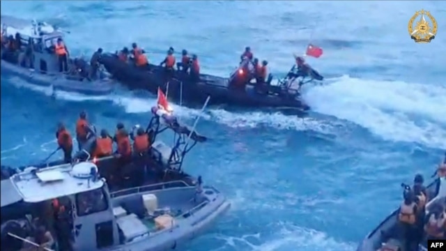 菲律賓武裝部隊2024年6月17日發布的影片截圖照片顯示,中國海岸警衛隊成員在南中國海第二托馬斯沙洲(中國稱為仁愛礁)附近衝撞菲律賓海岸警衛隊船隻並發生暴力衝突。