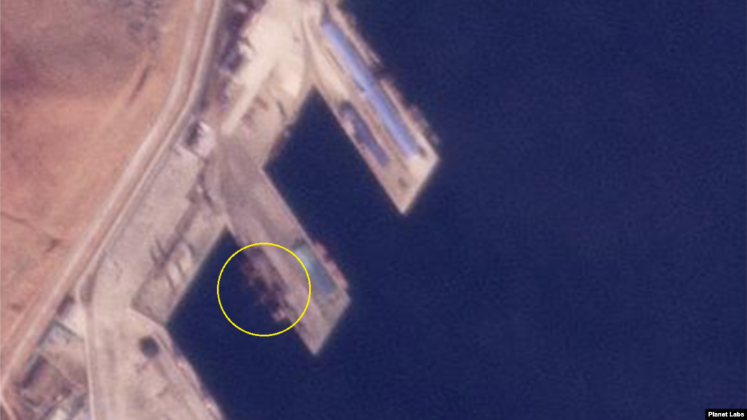 북한 라진항을 촬영한 1일 자 위성사진에 125m 길이의 선박(원 안)이 보인다. 사진=Planet Labs