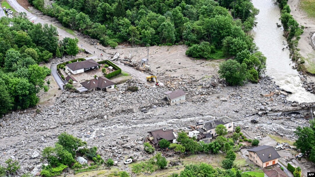 Picha ya angani ikionyesha maporomoka ya ardhi kutokana na mvua kubwa nchini Switzerland.
