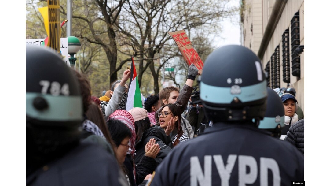 Agentes del orden hacen guardia mientras manifestantes protestan en solidaridad con los organizadores pro-palestinos en el campus de la Universidad de Columbia, en medio del conflicto entre Israel y Hamás, en la ciudad de Nueva York, el 18 de abril de 2024. REUTERS/Caitlin Ochs