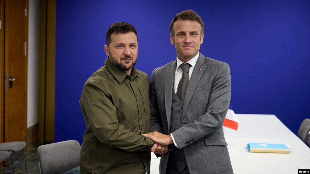 Rais wa Ukraine Volodymyr Zelenskyy (kushoto) na Rais wa Ufaransa Emmanuel Macron 