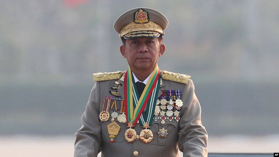 พลเอกอาวุโส มิน อ่อง หล่าย ตรวจพลสวนสนามในโอกาสครบรอบ 78 ปีของวันกองกำลังติดอาวุธของเมียนมา ในกรุงเนปิดอว์ เมื่อ /ึ มี.ค. 2566