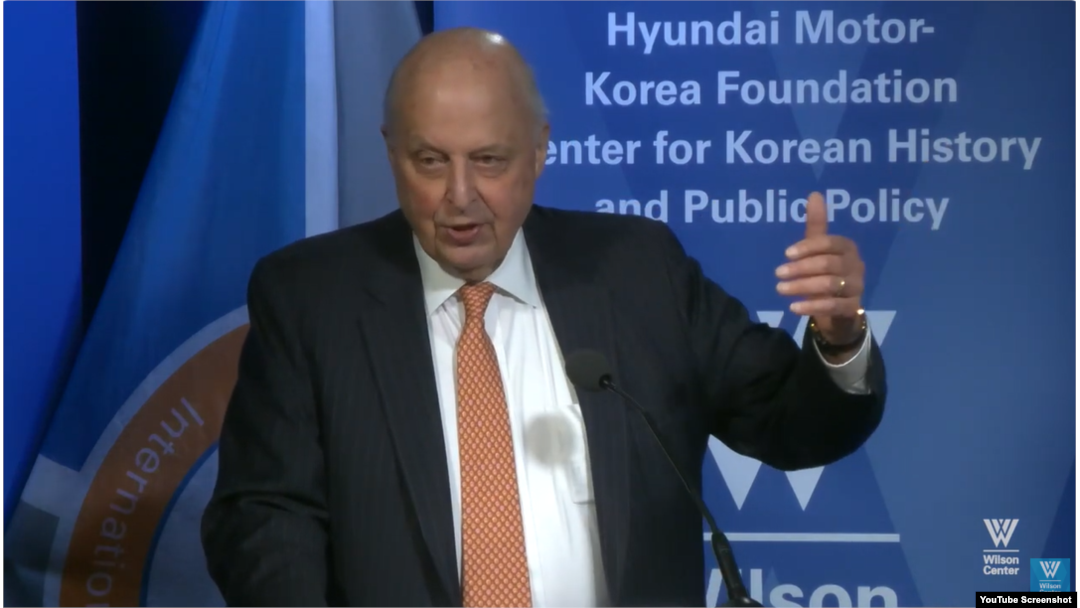 5일 미국 워싱턴 윌슨센터에서 '미한일 3국 관계'를 주제로 토론회가 열렸다. 존 네그로폰테 전 미 국가정보국장이 연설하고 있다. 사진 = Wilson Center 영상 캡처.