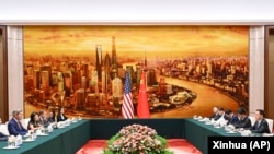 美國氣候特使克里（左一）與中國國家副主席在北京舉行會談。（2023年7月19日）