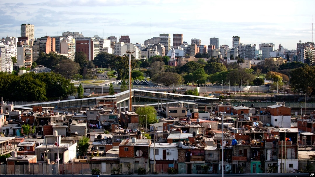 ARCHIVO - La ubicación de las viviendas en las ciudades latinoamericanas y el tipo de servicios al que se tiene acceso marcan diferencias en el tipo de enfermedades que puede padecer una persona y las capacidades de respuesta. Los asentamientos periféricos indican retos.