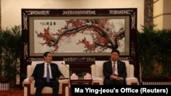 中共中央台辦、國務院台辦主任宋濤（右）在湖北武漢會見到訪的台灣前總統馬英九。 （2023年3月30日）
