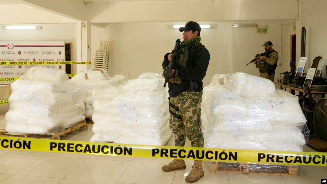 Agentes de la agencia antidrogas de Paraguay, Senad, custodian sacos de cocaína después de que fueran incautados en el puerto de Caacupemi en Asunción, Paraguay, el martes 16 de julio de 2024.