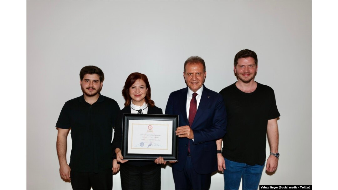 İkinci dönemine büyük bir zaferle başlayan Vahap Seçer mazbatasını ailesiyle birlikte aldı.