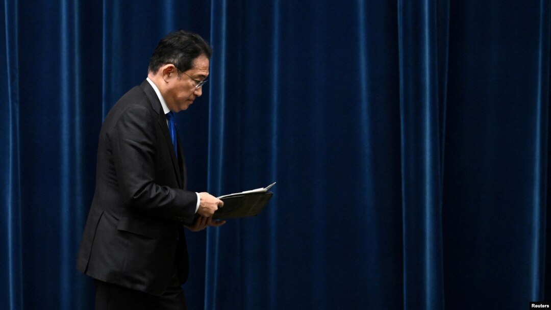 日本首相岸田文雄在記者會上宣佈不尋求連任後離開記者會。（2024年8月14日）