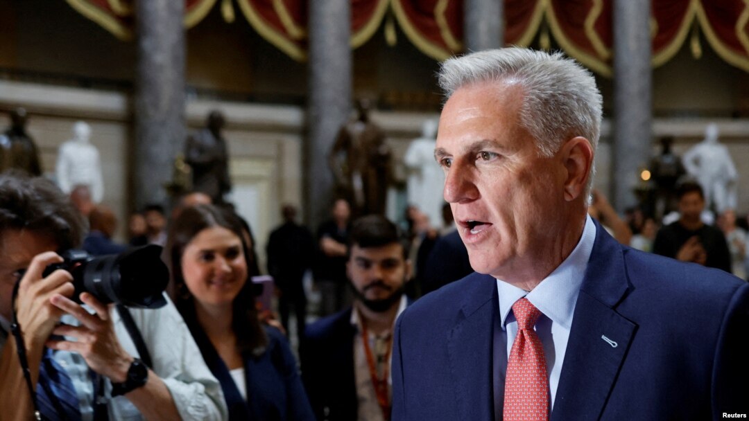 ARCHIVO: El presidente de la Cámara de Representantes de EEUU, habla con reporteros en el Capitolio, en Washington, el 24 de mayo de 2023.