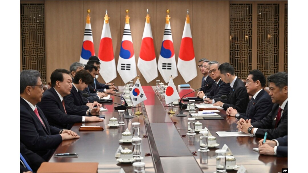 윤석열 한국 대통령(왼쪽 가운데)과 기시다 후미오 일본 총리가 7일 서울에서 정상회담을 했다.