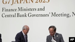 2023年5月13日，日本財務大臣鈴木俊一（中）和日本央行行長上田一夫在日本新潟舉行的G7財長和央行行長會議的新聞發布會後離開會場。 （美聯社照片）