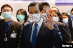 台灣前總統馬英九離開台北桃園機場飛往上海。（2023年3月27日）