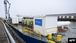 ARCHIVO - Equipo en una barcaza para el proyecto de eliminación de carbono del cambio climático SeaChange de UCLA en el Puerto de Los Ángeles en San Pedro, California, el 12 de abril de 2023.