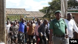 Zimbabwe Prisons and Correctional Services officials open gates to allow pardoned prisoners to leave, at Chikurubi Maximum Prison in Harare, on April 19, 2024. (Columbus Mavhunga/VOA)