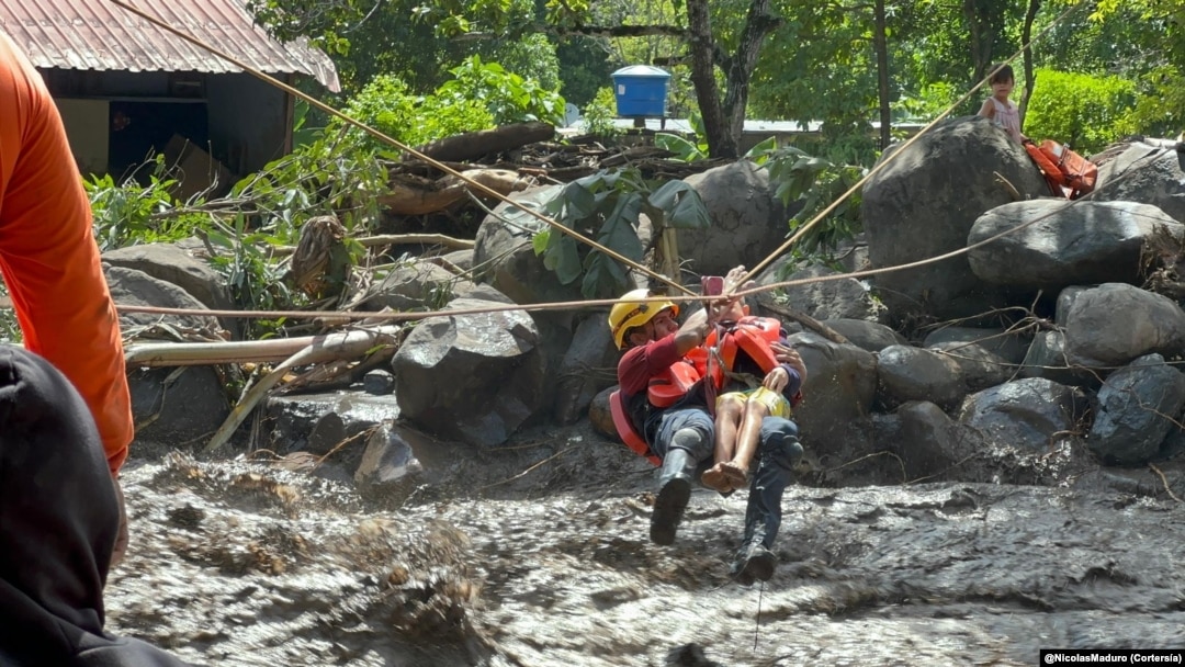 Una persona es rescatada tras el desbordamiento de un río en el estado Sucre, en el oriente de Venezuela, tras el paso del huracán Beryl.