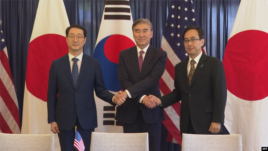 미한일 북핵 수석대표가 17일 인도네시아 자카르타에서 회담했다. 왼쪽부터 김건 한국 외교부 한반도평화교섭본부장, 성 김 미 국무부 대북특별대표, 나마즈 히로유키 일본 외무성 아시아대양주 국장.
