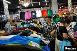 北京的顧客在一家批發市場裡購買服裝。（2023年9月8日）