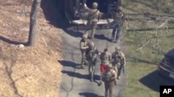 美國聯邦調查局（FBI）逮捕了空軍國民警衛隊士兵傑克·特謝拉（Jack Teixeira），指控他涉嫌洩露了這些高度機密的文件。（2023年4月13日）