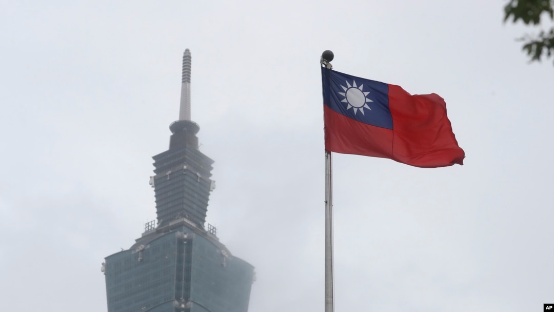 台灣旗幟在台北101大廈旁飄揚。（2023年5月7日）