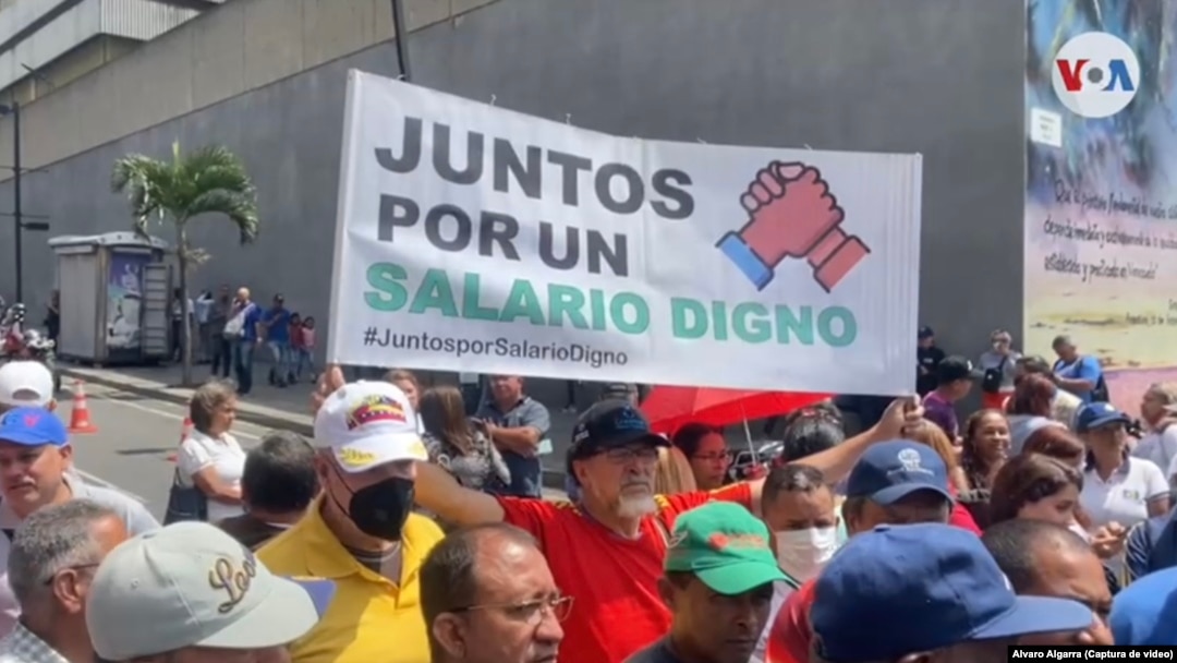 En esta imagen de una captura de video, trabajadores venezolanos participan en una protesta para exigir salarios dignos en Venezuela. En Caracas, el 3 de marzo de 2023.