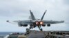 미 E/A-18G 전투기가 니미츠항공모함에서 이륙하고 있다. (자료사진)
