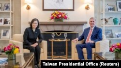 美國眾議院議長麥卡錫與台灣總統蔡英文在加州里根圖書館會面。 （台灣總統府2023年4月6日公佈的照片）