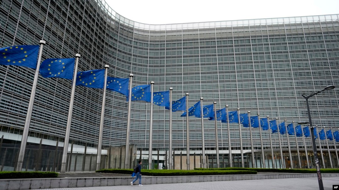 벨기에 브뤼셀에 있는 유럽연합(EU) 본부 앞에 게양돼 있는 EU 국기들 (자료사진)