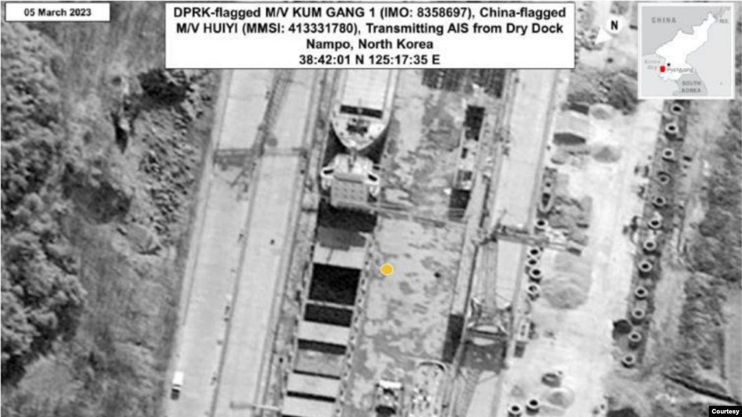 과거 중국 선적 선박이었던 '후이이(MMSI: 413331780)'호가 지난 3월 북한 남포항에 정박한 후 북한 선적의 '금강1( 북한 선적의 '금강1호(IMO: 8358697)'로 이름을 바꿨다. 유엔 대북제재위원회 전문가패널이 지난 9월 공개한 보고서에 포함된 사진.