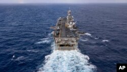美國海軍“巴丹”號兩棲攻擊艦穿越大西洋。 （2023年7月20日）