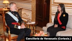 Gladys Gutiérrez, embajadora de Venezuela ante España, presenta sus credenciales ante el rey Felipe VI en el Palacio Real de Madrid, el 16 de mayo de 2024.