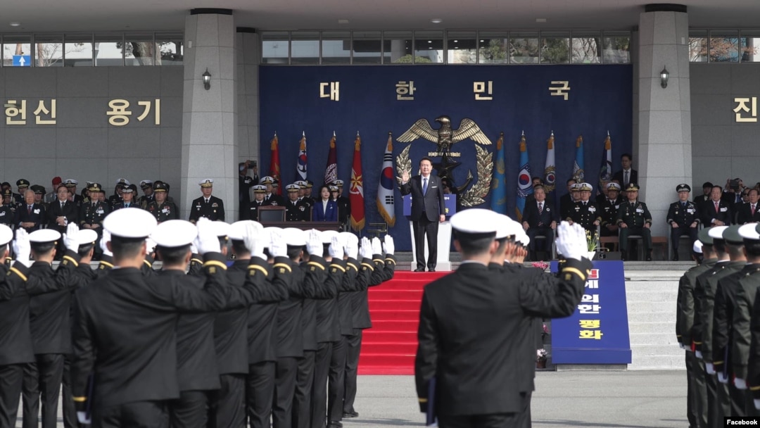 윤석열(가운데) 한국 대통령이 10일 경남 진해에서 열린 제77기 해군사관학교 졸업·임관식에 참석하고 있다. (한국 국방부 페이스북)