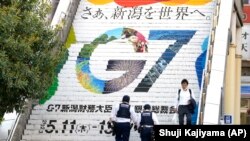 2023年5月10日，日本新瀉，描繪七國集團財長和央行行長會議標誌的車站樓梯。