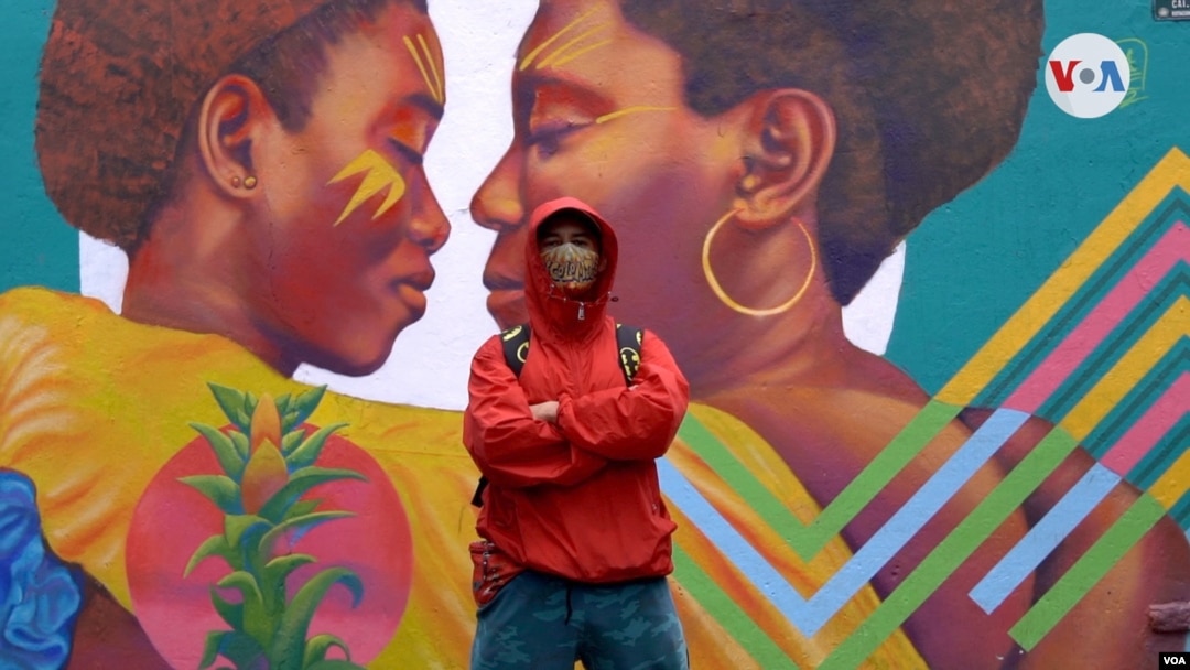 Grandes y coloridos, el graffiti se ha convertido en una importante atracción turística para los turistas extranjeros que llegan a Bogotá, especialmente para realizar estos recorridos por algo más de tres horas en el centro histórico de la ciudad.