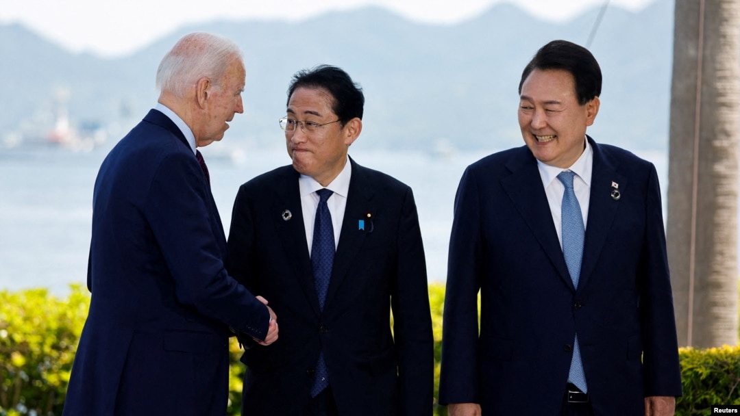 조 바이든 미국 대통령과 윤석열 한국 대통령, 기시다 후미오 일본 총리가 지난 5월 G7 정상회의가 열린 일본 히로시마에서 3자 정상회의를 했다.