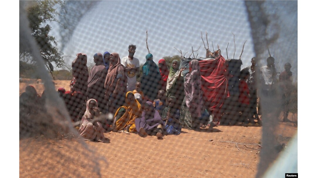 FILE - Wakimbizi wapya wa Somalia wakiwasili katika kambi ya Dadaab karibu na mpaka wa Kenya-Somalia, kaunti ya Garissa, Kenya, Jan. 17, 2023.